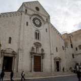 Per raggiungere il Palazzo Arcivescovile partiamo da piazza dell�Odegitria, sulla quale si staglia la bianca facciata della Cattedrale